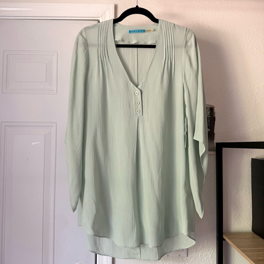 NWT Alice + Olivia silk sage green gauze flutter‎ sleeve button up shirt tunic